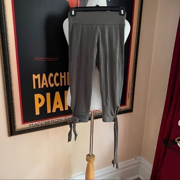 Soul Flower Gray Cropped Tie Leggings Size Small - Picture 9 of 9